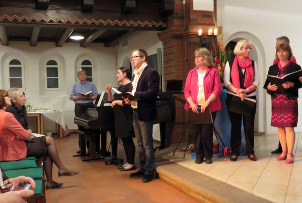Diakon Uwe Michelau und Pastor Christoffer Sach sprechen spirituelle Zwischentexte, übesrsetzt von einer Gebärdensprachesolmetscherin
