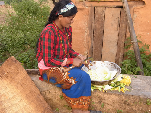 Junge Bäuerin aus Gurung Tole beim Gemüseputzen